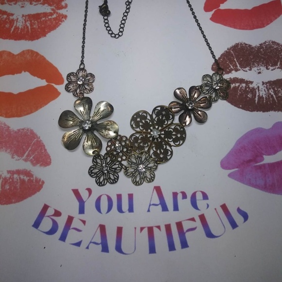 BOGO1/2- FLOWER NECKLACE - Picture 1 of 2